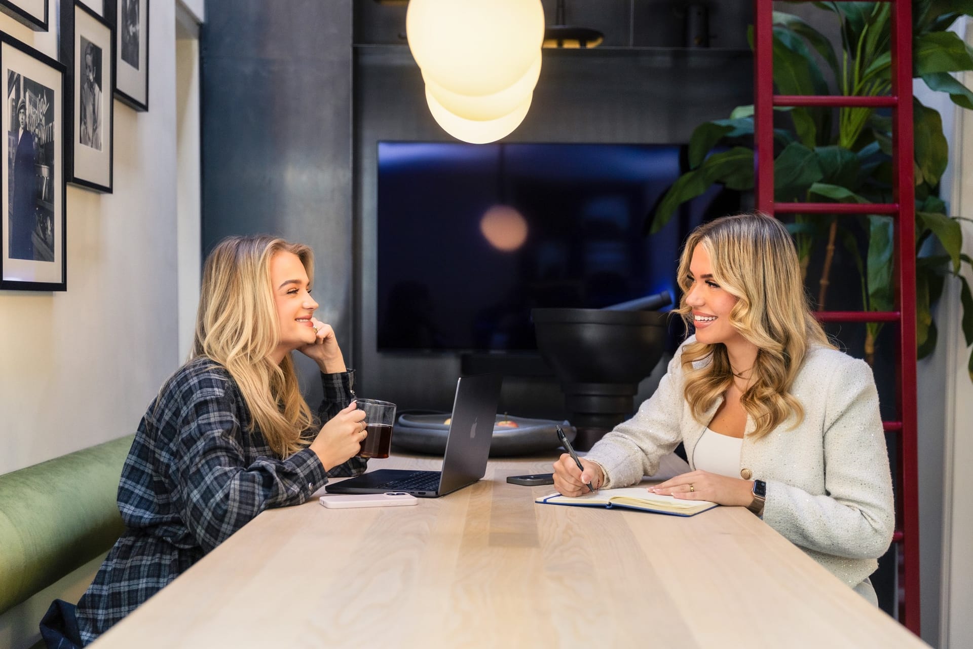 Woningadviseur bespreekt opties met een klant