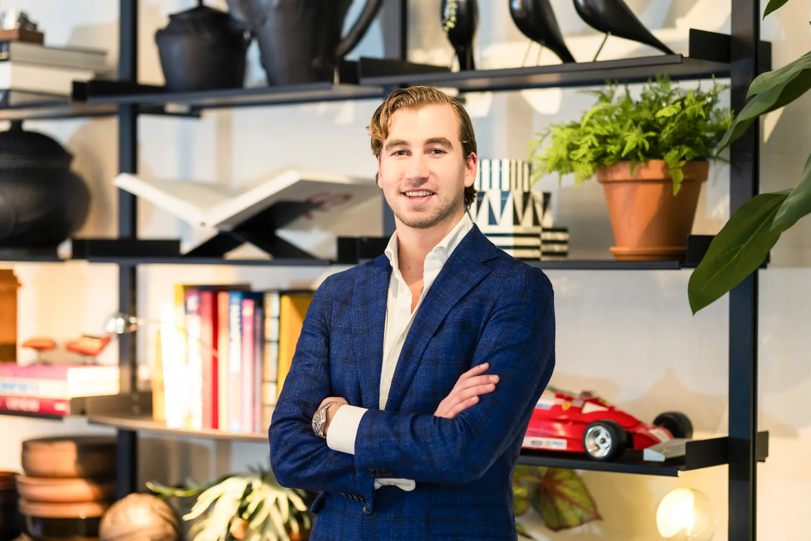 Ervaren woningadviseur op het kantoor van Holland Housing